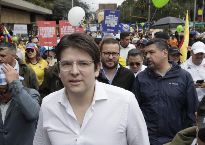 El aspirante presidencial colombiano de la derecha Miguel Uribe Turbay, herido de bala tras ser tiroteado en un acto en Bogotá