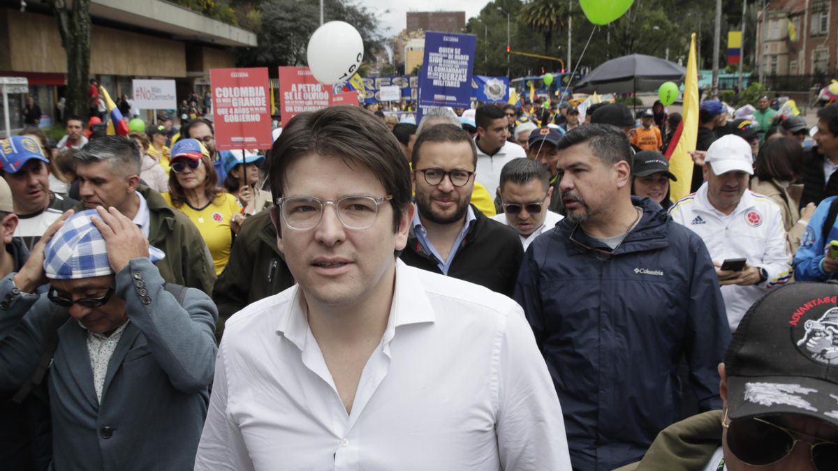El aspirante presidencial colombiano de la derecha Miguel Uribe Turbay, herido de bala tras ser tiroteado en un acto en Bogotá
