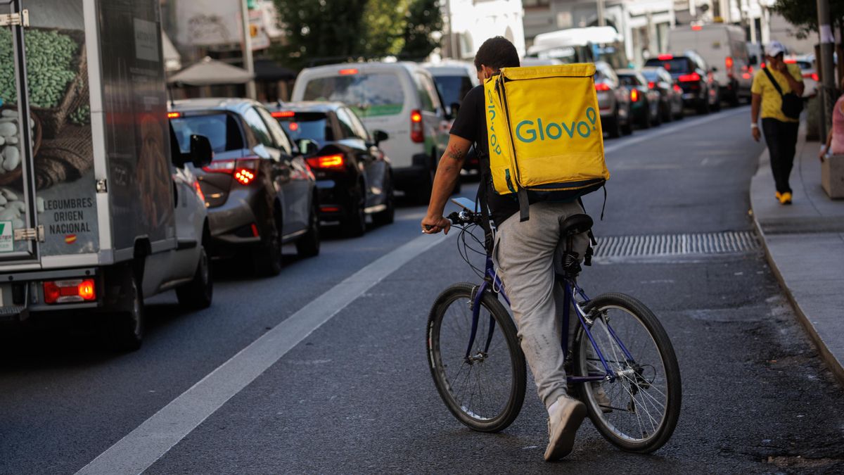 Una iniciativa ofrece defensa gratuita a los «trabajadores invisibles» de Glovo: repartidores sin papeles y sin cuenta