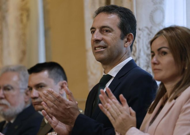 Villares dimite, el PP aplaude