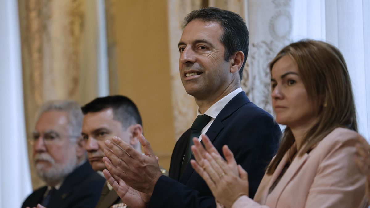 Villares dimite, el PP aplaude