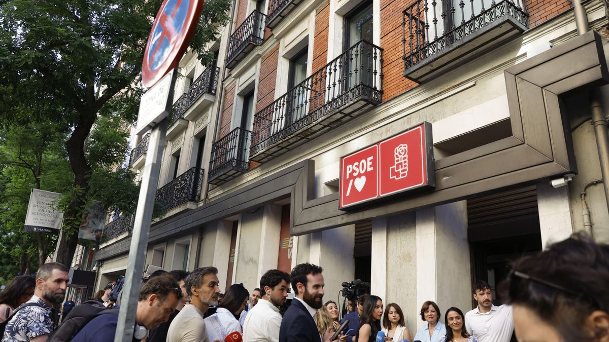 La UCO acude a Ferraz para clonar la cuenta de correo electrónico de Santos Cerdán