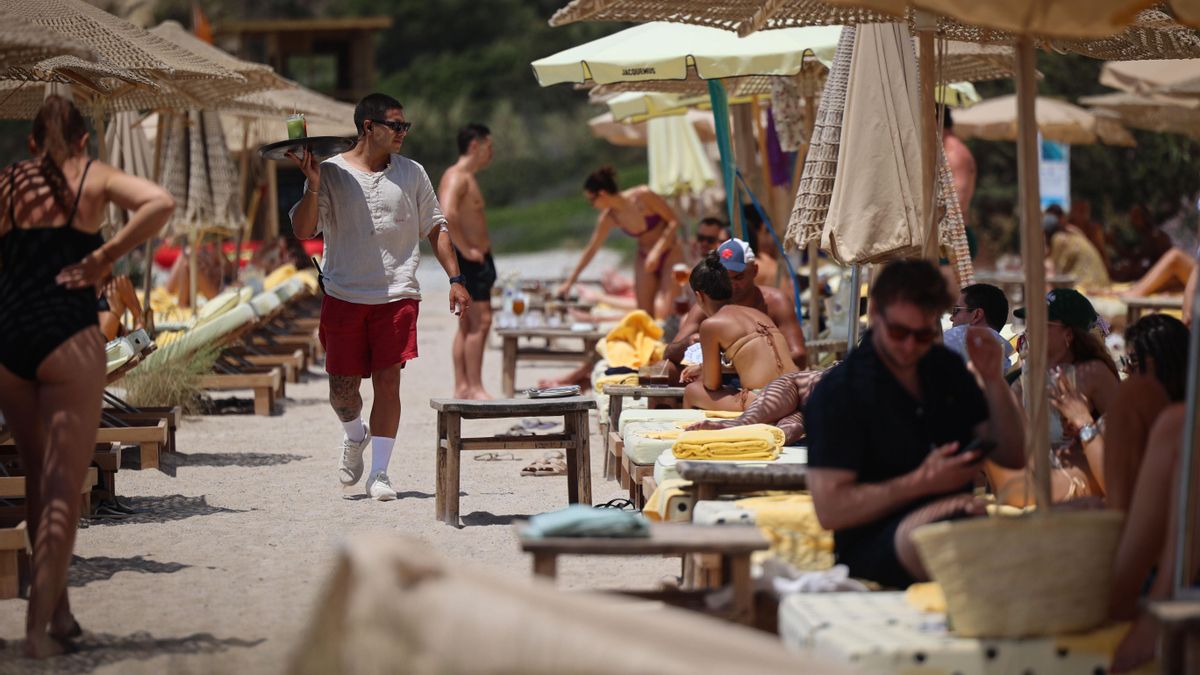 Hamacas a 340 euros y una bandeja de sushi por 185: los precios prohibitivos de la costa de Ibiza