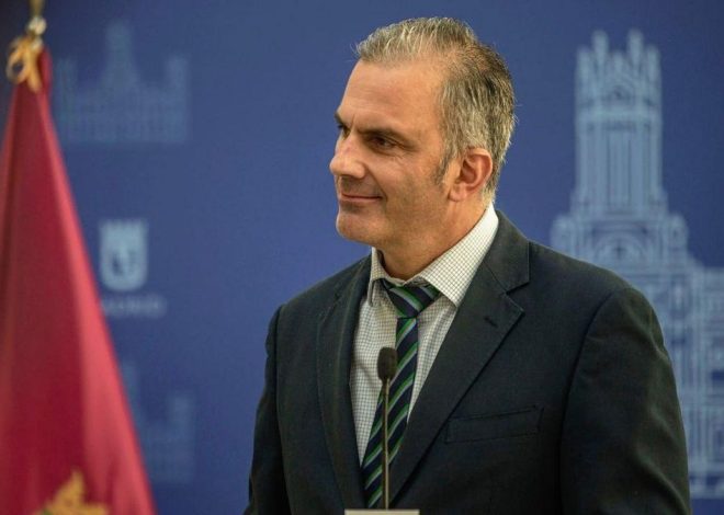 Un “matón de Vox” amenaza de muerte a un profesor señalado antes por Ortega Smith al discutir sobre el colectivo LGTBI