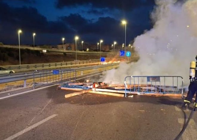 Los trabajadores del metal vuelven a cortar carreteras de la Bahía de Cádiz al no respaldar el preacuerdo laboral