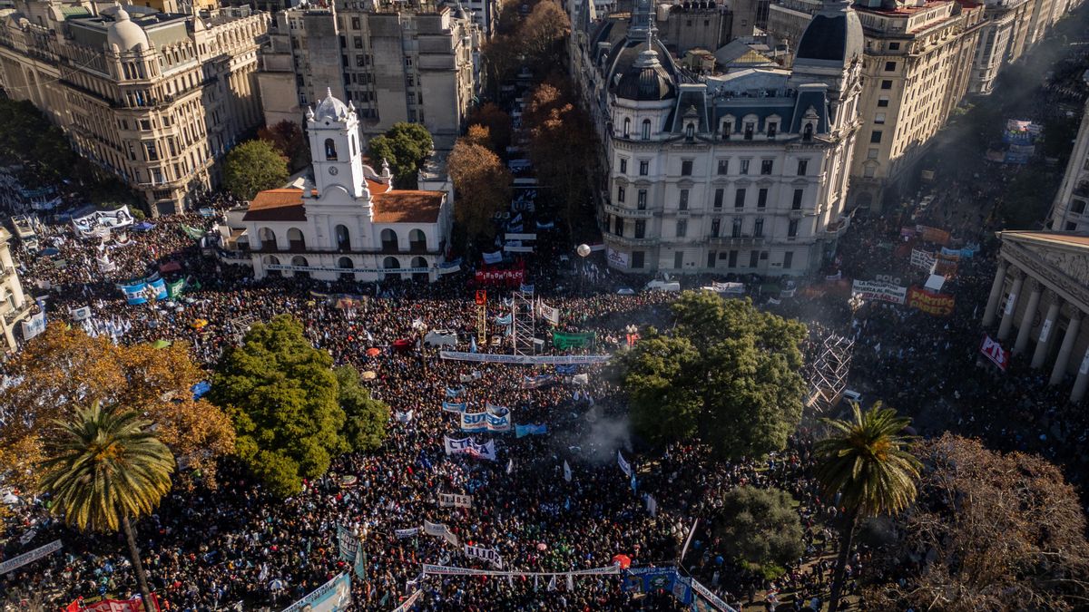 Miles de personas protestan en la Plaza de Mayo de Buenos Aires contra la condena a Cristina Fernández: «Defendemos la democracia»
