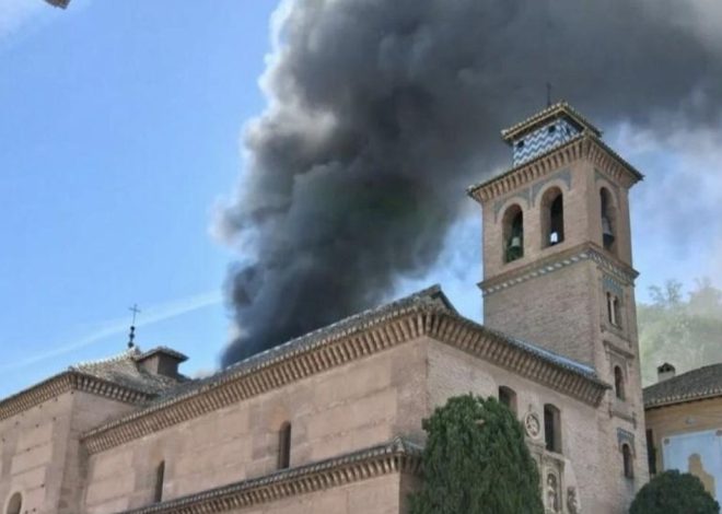 El incendio de una casa okupa en Granada pone en riesgo la emblemática iglesia de Santa Ana cerca de la Alhambra