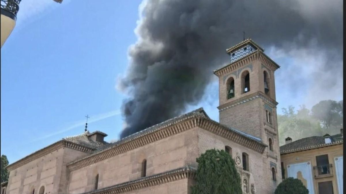 El incendio de una casa okupa en Granada pone en riesgo la emblemática iglesia de Santa Ana cerca de la Alhambra
