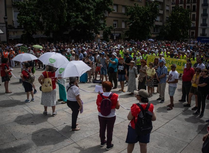 «Verdad y reparación»: familiares de los fallecidos en residencias y de las víctimas de la DANA claman justicia en Madrid