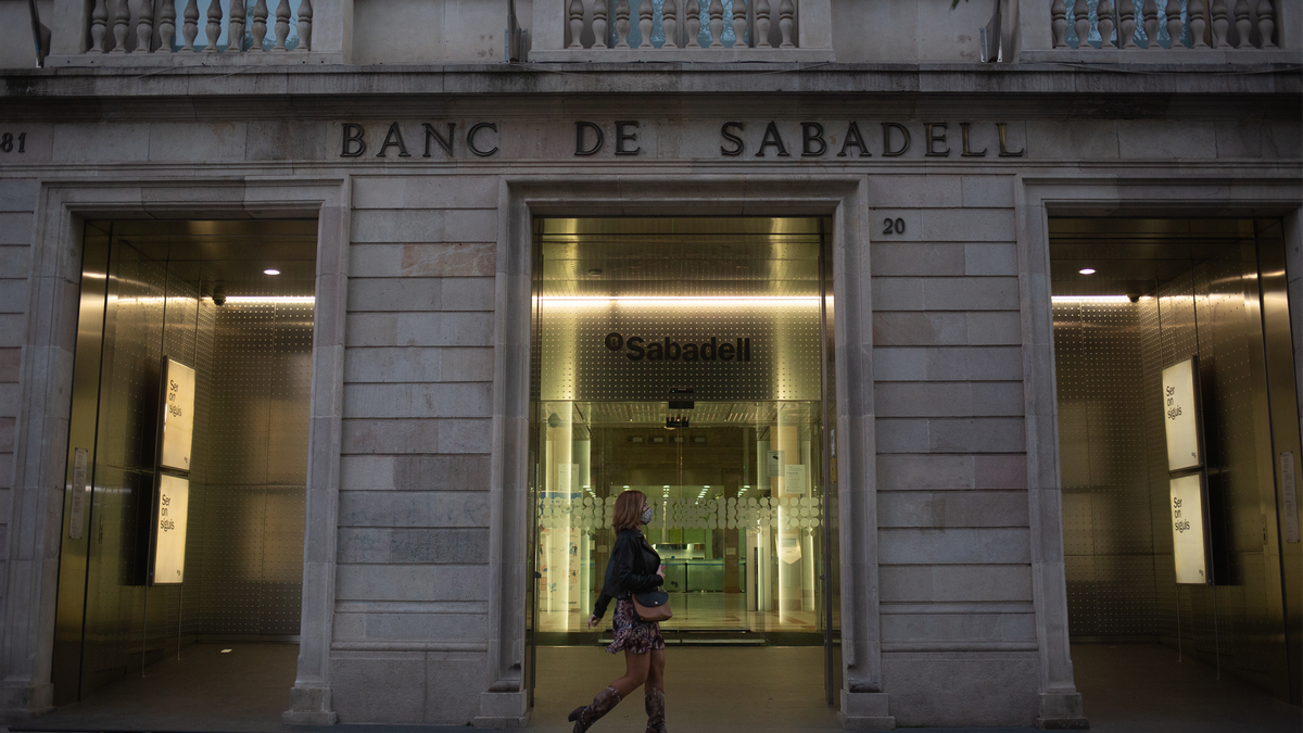 Santander ofrece a Sabadell 2.686 millones por su filial británica TSB