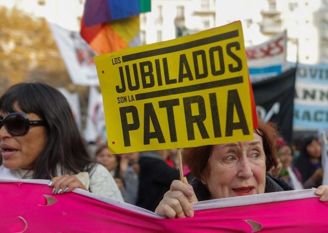El colectivo feminista Ni Una Menos se une a la marcha de los jubilados contra la motosierra de Milei