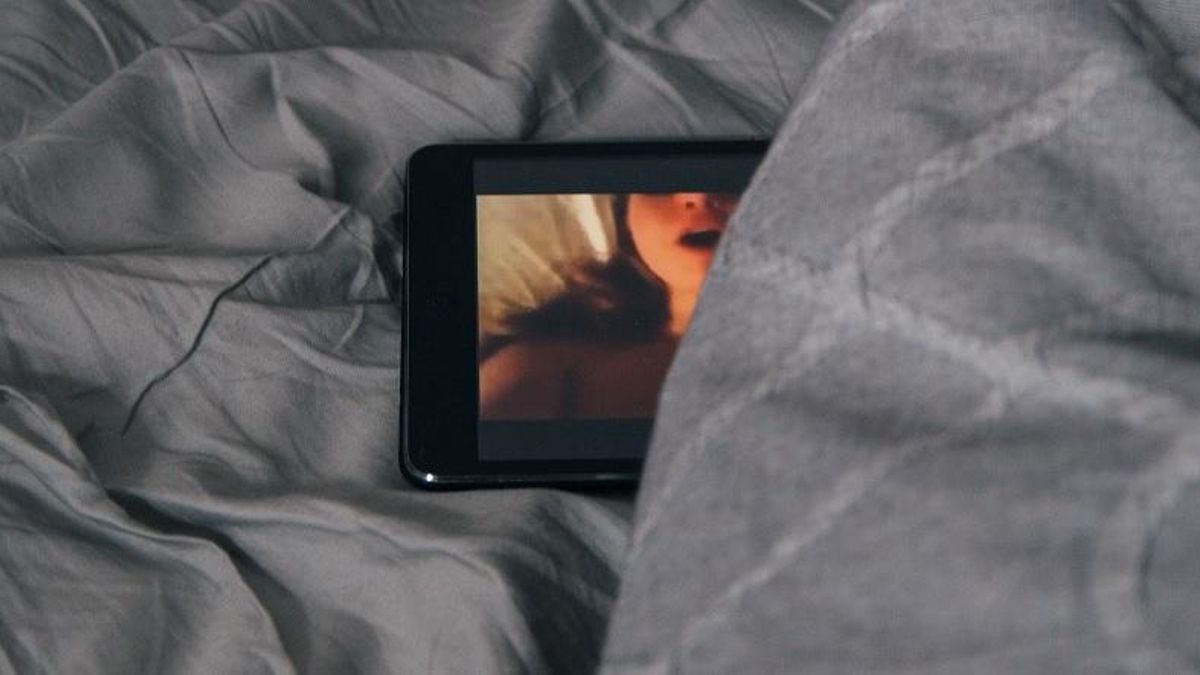 Alarma por la educación sexual entre adolescentes: «No saben por dónde mean las chicas pero ya han visto porno grupal y bukake»