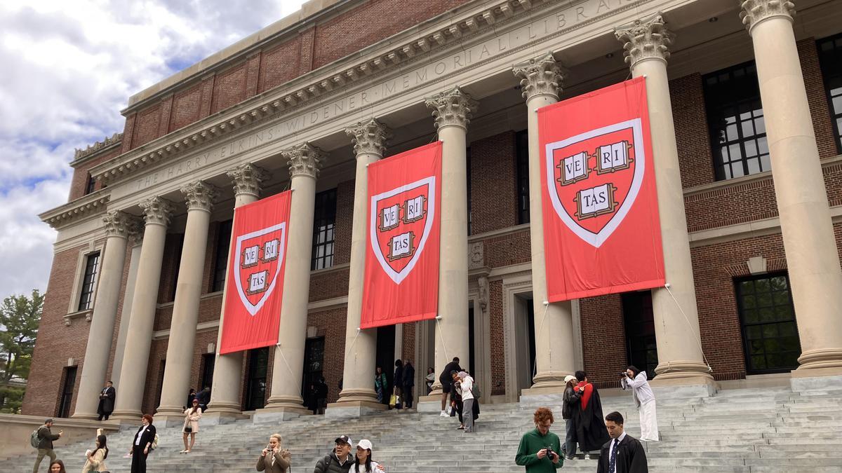 Trump prohíbe la entrada de nuevos estudiantes extranjeros a Harvard