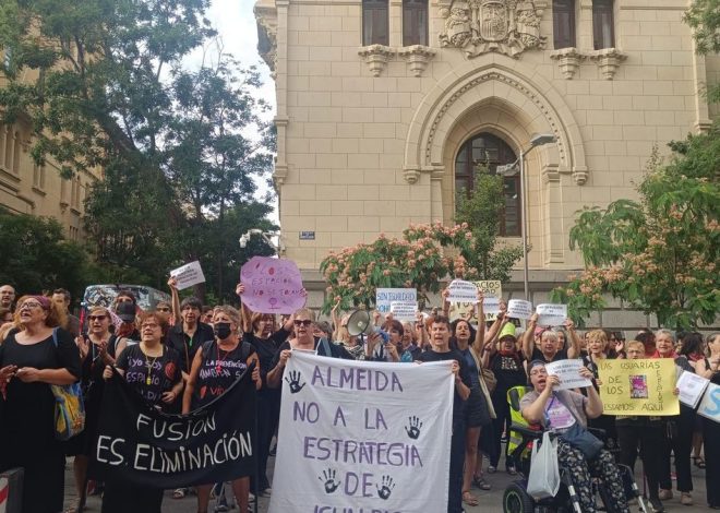 Un centenar de trabajadoras y usuarias protestan en Cibeles contra el «desmantelamiento» de Almeida de los Espacios de Igualdad