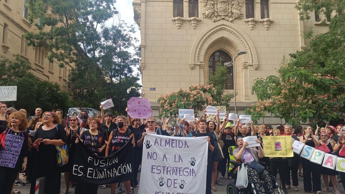 Un centenar de trabajadoras y usuarias protestan en Cibeles contra el «desmantelamiento» de Almeida de los Espacios de Igualdad