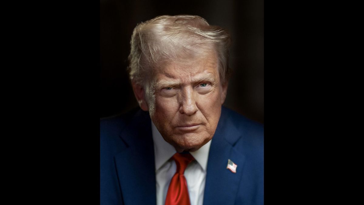 Trump ya tiene nuevo retrato en la Casa Blanca: desafiante, sin bandera y con fondo negro