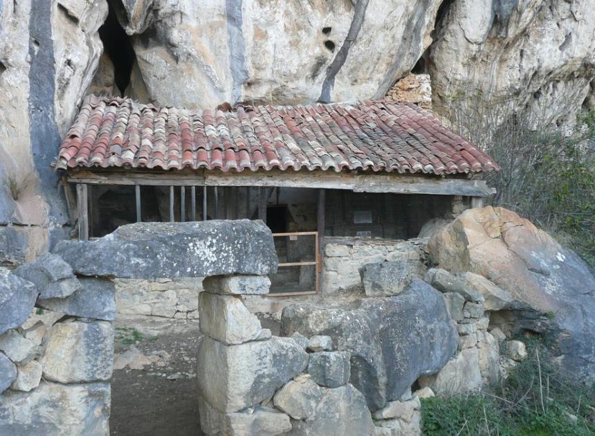 La bonita ermita medieval que es la iglesia más antigua de Cantabria