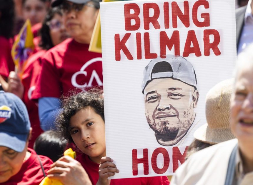 La Administración Trump devuelve a EEUU a Kilmar Abrego, el salvadoreño deportado por error, tras semanas desoyendo a los tribunales