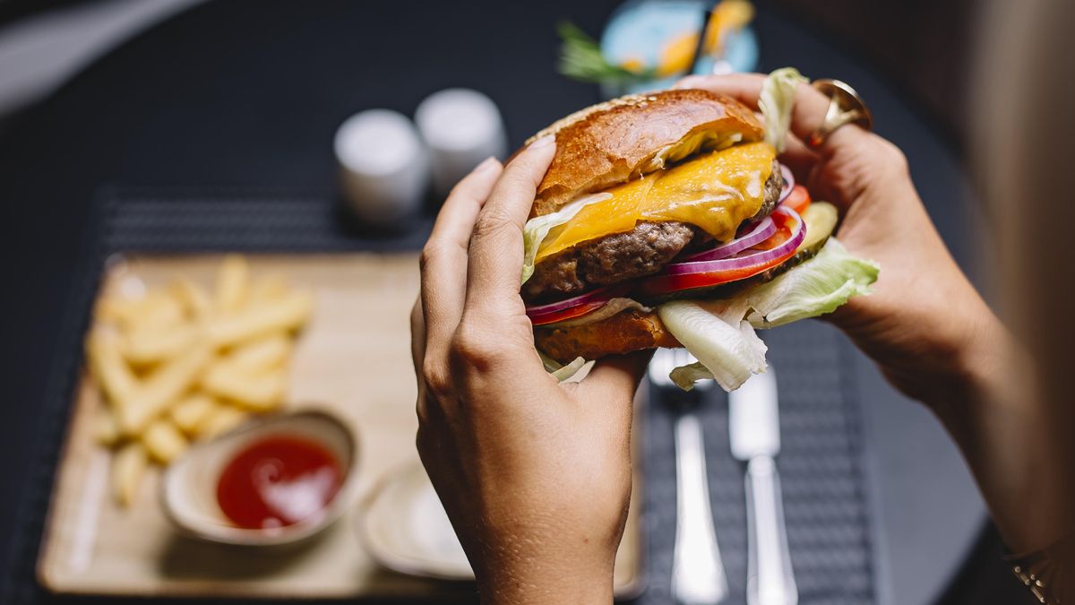 Por qué tenemos antojos de comida poco saludable