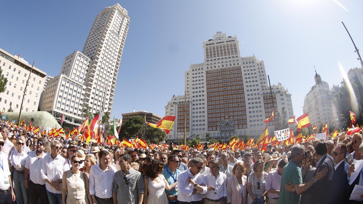 Feijóo pide elecciones a Sánchez ante miles de personas mientras Ayuso vuelve a marcar perfil propio: «Ríndase a la democracia»