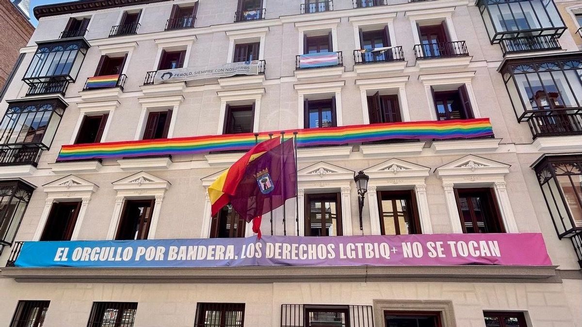 Almeida corrige a Fanjul y frena la retirada de banderas arcoíris en balcones de la oposición para evitar una «estúpida guerra»