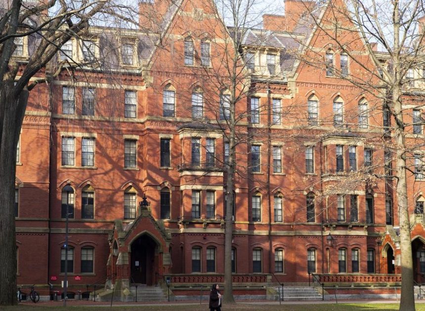 Una jueza federal bloquea cautelarmente la orden de Trump de prohibir nuevos estudiantes extranjeros en Harvard