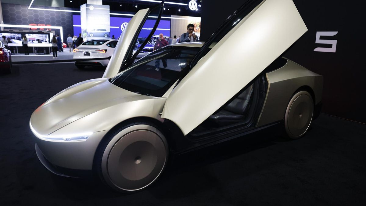 EEUU investiga los robotaxis de Tesla por los vídeos en los que infringen normas de tráfico días después de su lanzamiento