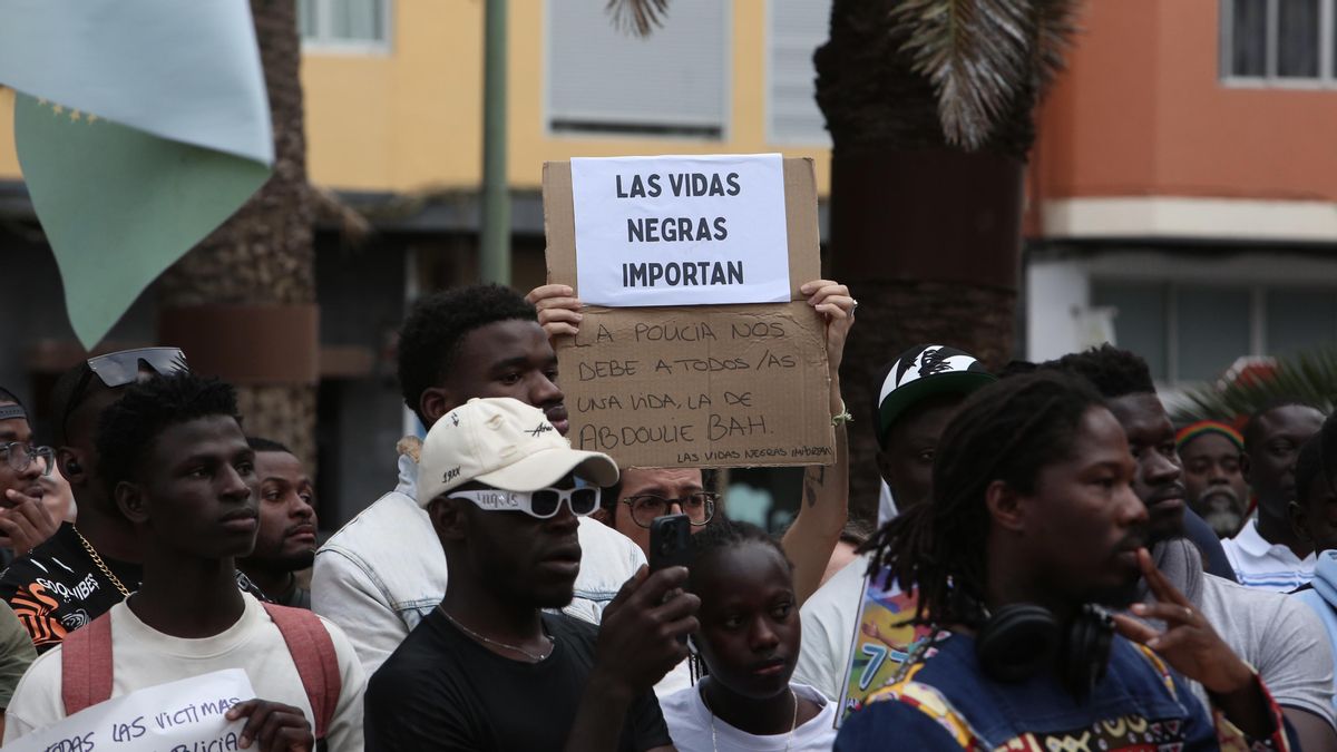 El hermano de Abdoulie, el joven tiroteado por la Policía en el aeropuerto de Gran Canaria: »Dejemos de predicar el odio»