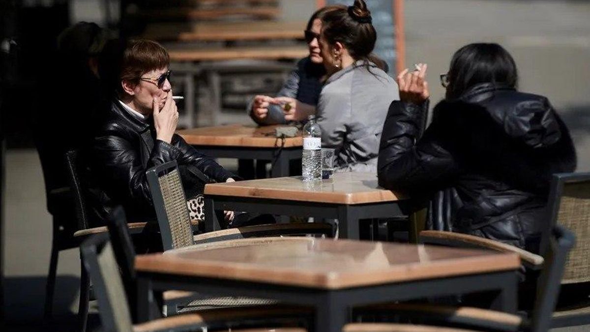 Donde no se pueda fumar tampoco se vapeará: la nueva ley del tabaco busca poner fin a una «laguna» legal en España