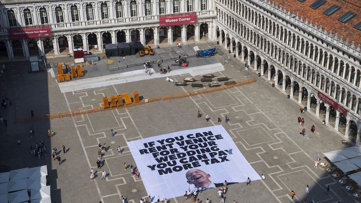 Aparece una enorme pancarta en Venecia contra Jeff Bezos: «Si puedes alquilar la ciudad para tu boda, puedes pagar más impuestos»