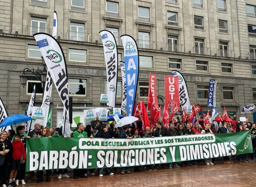 Una gran manifestación exige al Gobierno de Asturias inversión en la educación pública un día antes de la huelga