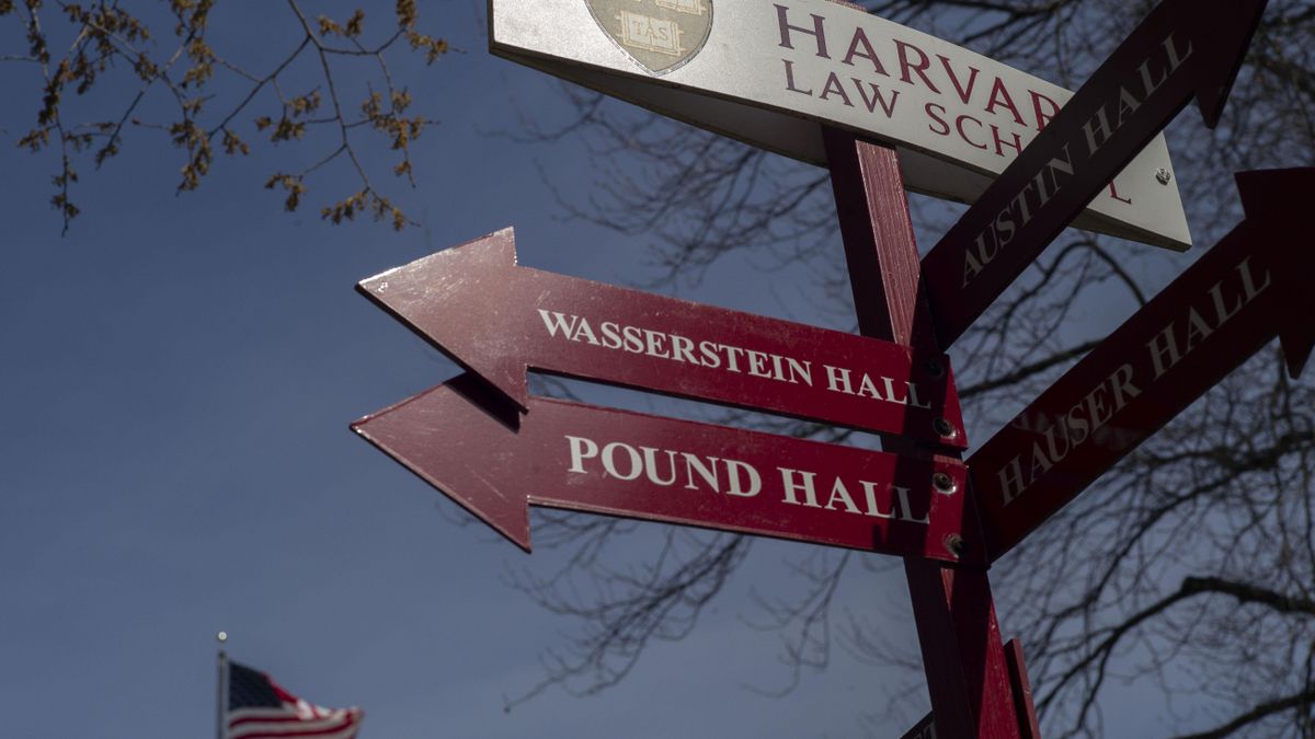 Una jueza bloquea el intento de vetar extranjeros en Harvard mientras Trump anuncia un acuerdo próximo con la universidad