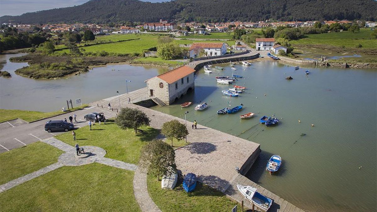 El bonito pueblo marinero que conserva su historia entre marismas, molinos y oficios ancestrales