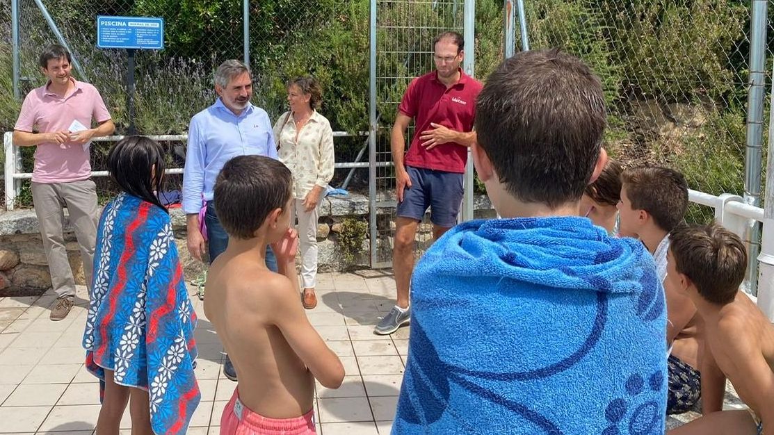 El reto de evitar «un verano en el micropiso»: familias contra Almeida por la falta de plazas en campamentos