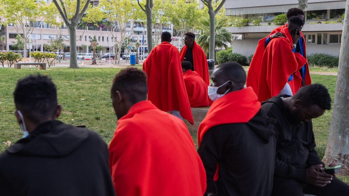 Sin agua, comida ni ducha: migrantes vulnerables llegados a Mallorca en patera duermen al raso