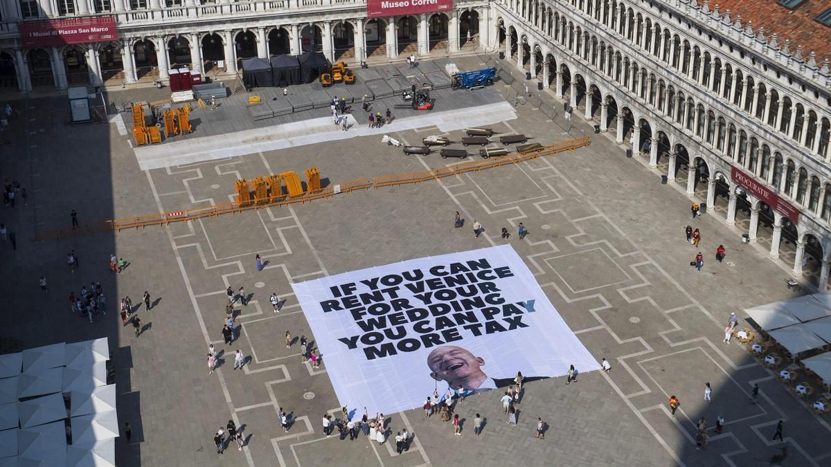 Las amenazas de activistas y cocodrilos hinchables obligan a Bezos a cambiar el lugar de su boda