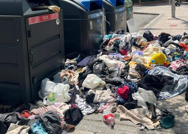 Lluvia de críticas al nuevo modelo de contenedores de ropa «inservibles» en Madrid, con más basura e inseguridad