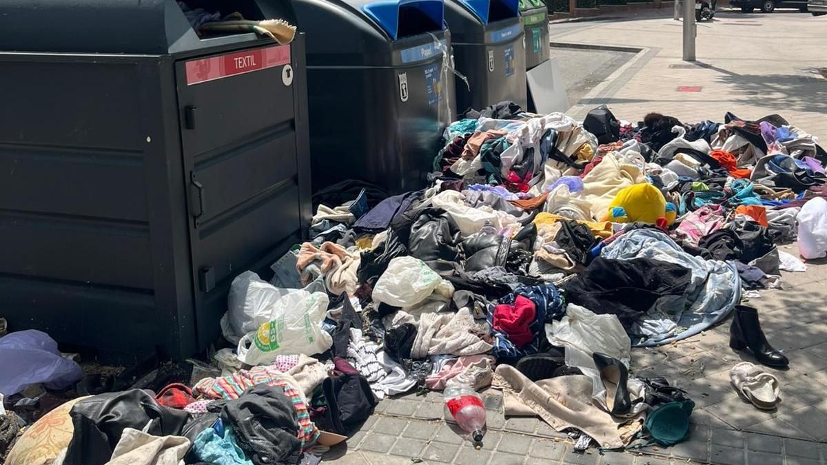 Lluvia de críticas al nuevo modelo de contenedores de ropa «inservibles» en Madrid, con más basura e inseguridad