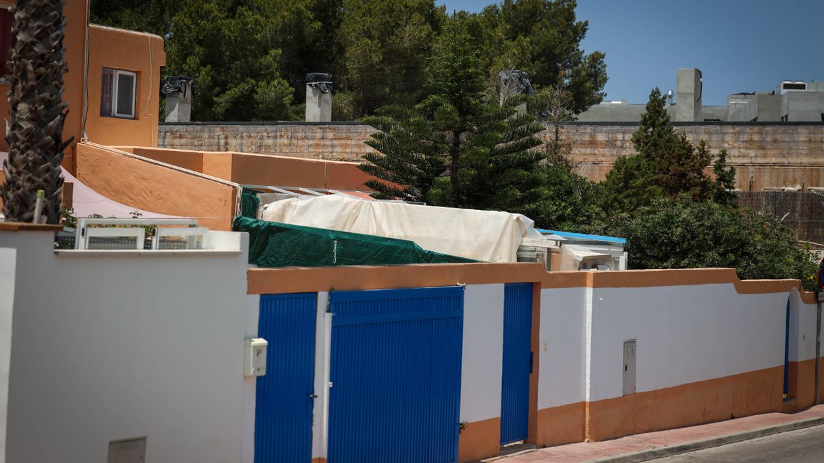 Un ‘chalé-patera’ con habitaciones de seis metros cuadrados para trabajadores: el negocio que hace años funciona en Ibiza