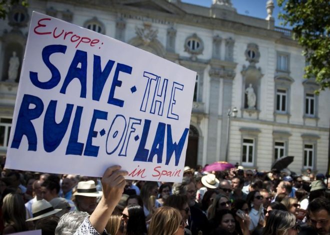 La protesta de los jueces contra el Gobierno reúne a cientos de personas frente al Supremo: “Salvemos el estado de derecho»