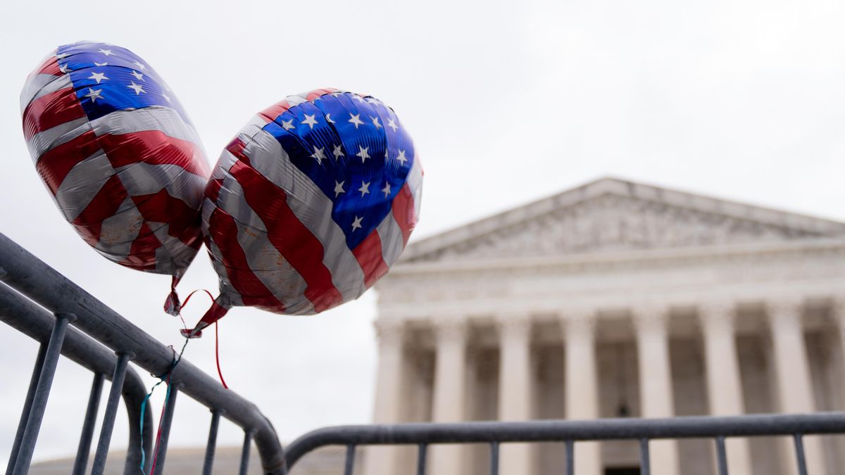 La mayoría conservadora del Supremo avala parcialmente el veto de Trump a la nacionalidad por nacimiento de ‘sin papeles’