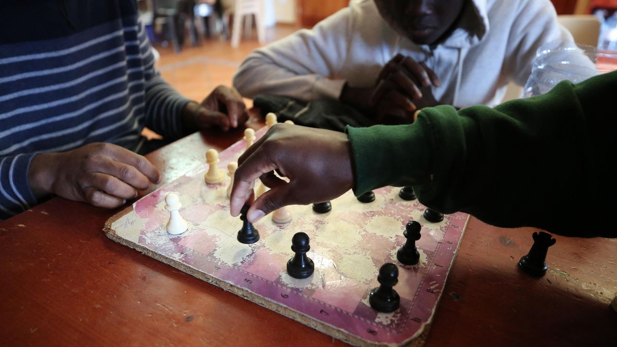 Save the Children señala a España y Polonia por abusar de las «arbitrarias» pruebas de la edad de menores migrantes