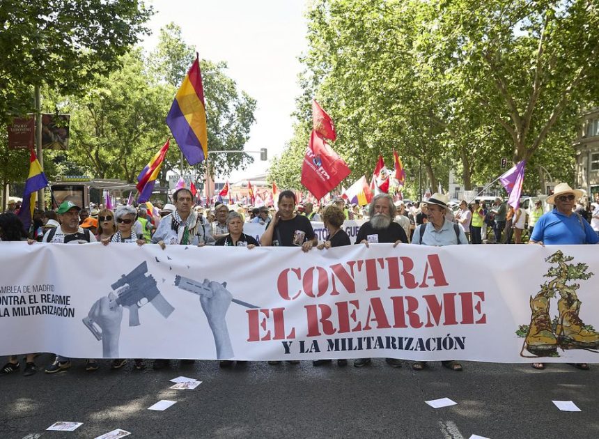 Cientos de personas se manifiestan en Madrid contra el rearme y el nuevo objetivo de gasto de la OTAN