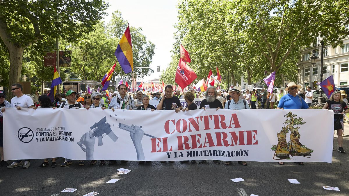 Cientos de personas se manifiestan en Madrid contra el rearme y el nuevo objetivo de gasto de la OTAN