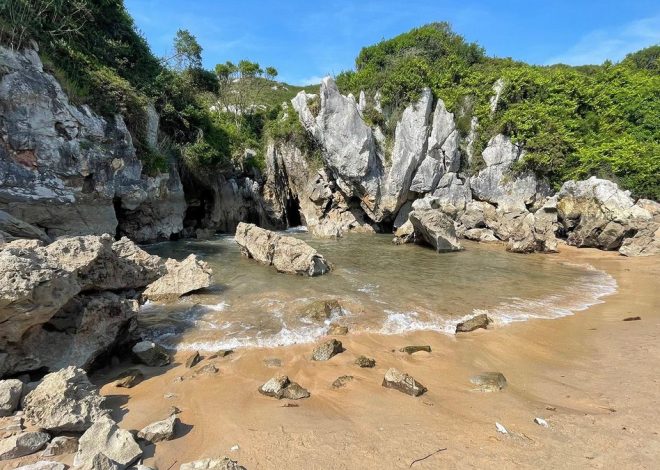 El pueblo de Asturias que conecta más de 30 playas con montañas en solo 56 kilómetros