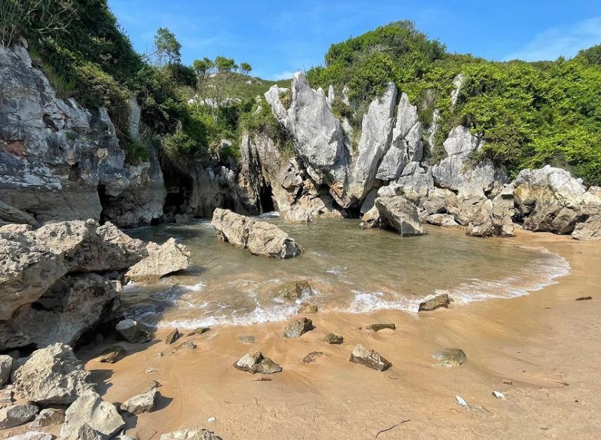 El pueblo de Asturias que conecta más de 30 playas con montañas en solo 56 kilómetros