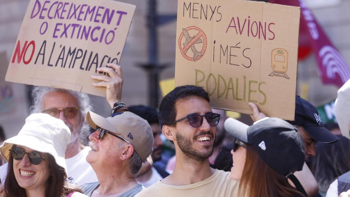 Un millar de personas protestan en Barcelona contra la ampliación del aeropuerto: «Es una aberacción»