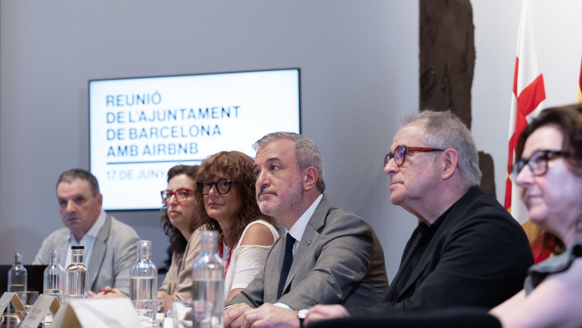 Barcelona endurece la guerra contra Airbnb: «Vamos contra quien pone pisos sin licencia a disposición de los turistas»