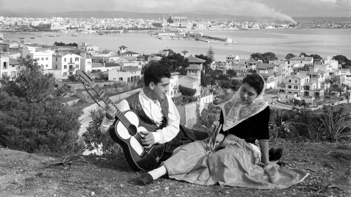 La gran colección fotográfica europea del boom turístico, al borde del olvido