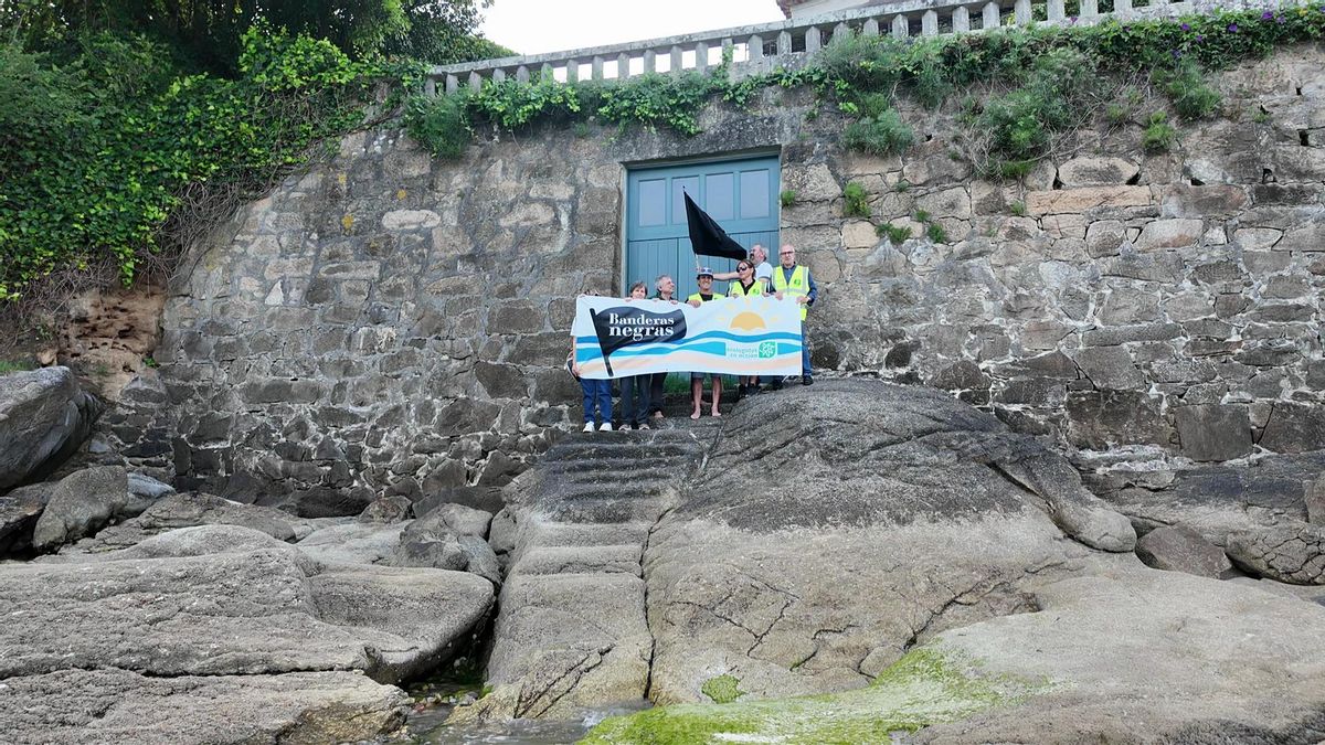 El chalé de la familia Feijóo se lleva la bandera negra de Ecoloxistas en Acción por «usurpación de espacio público»
